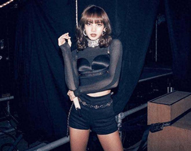 曝实锤lisa疯马秀是逼迫,演唱会上哭笑引担忧,故意露内裤被摸胸_什么