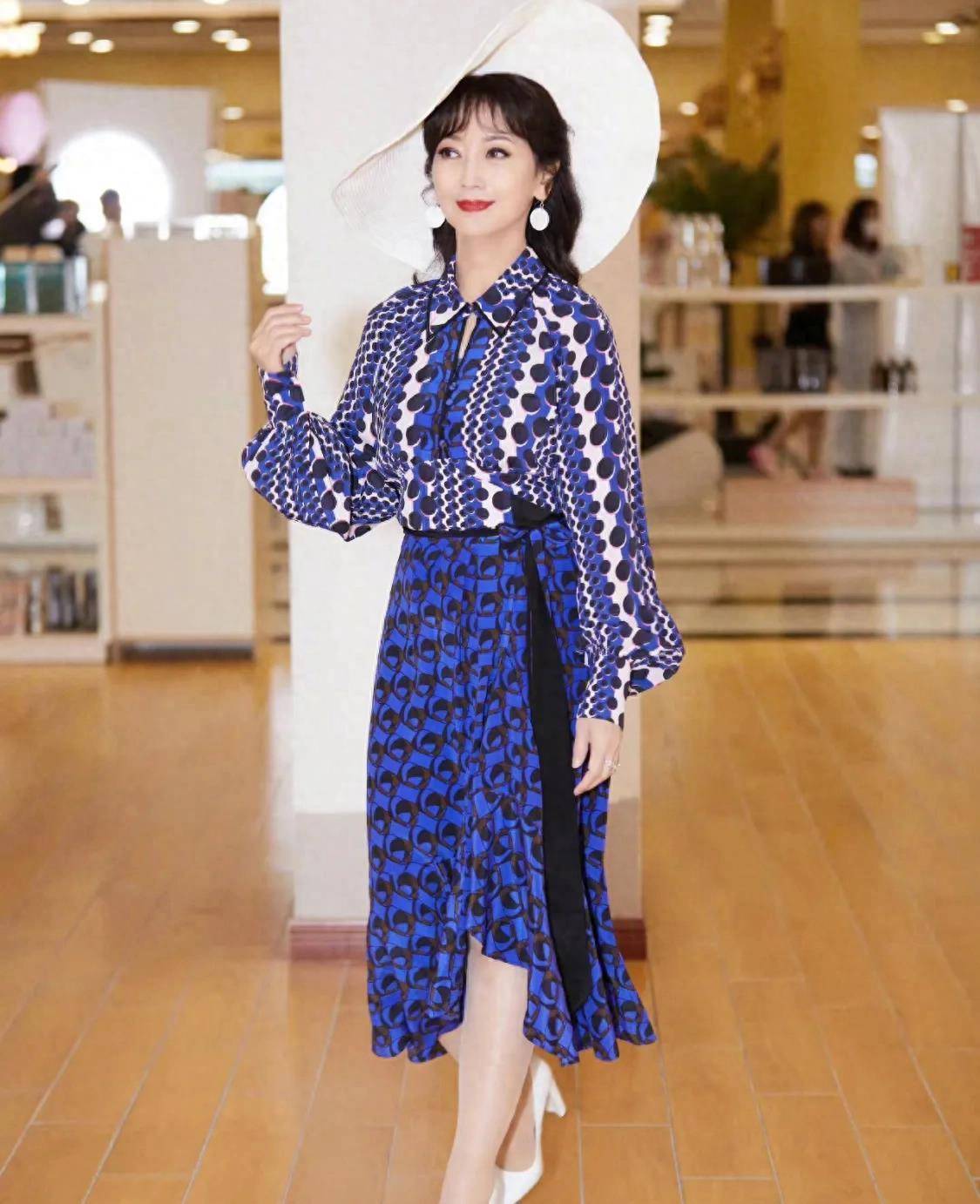 一套完整的衣服不费力气就能变美赵雅芝的衣着总是让人惊喜.