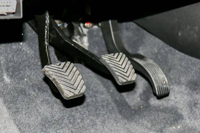 刹车为什么要"先刹后离"?_搜狐汽车_搜狐网