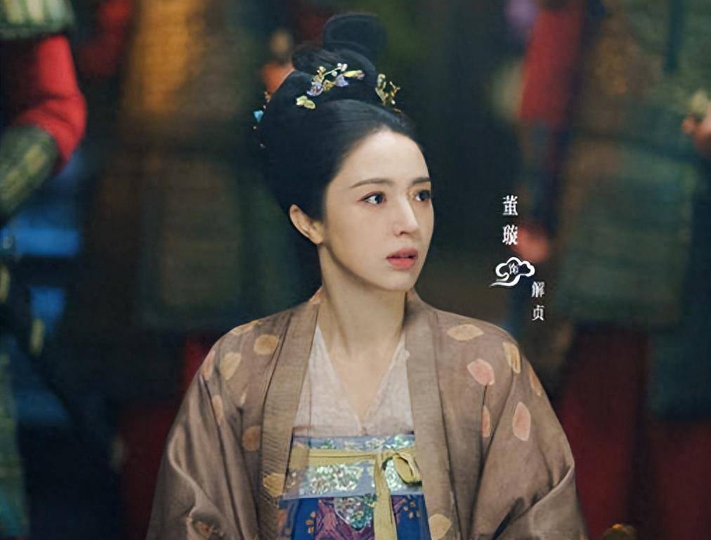 董璇的美貌达到了新高度,身穿黑色蕾丝裙搭配珍珠项链,浪漫,精致,优雅