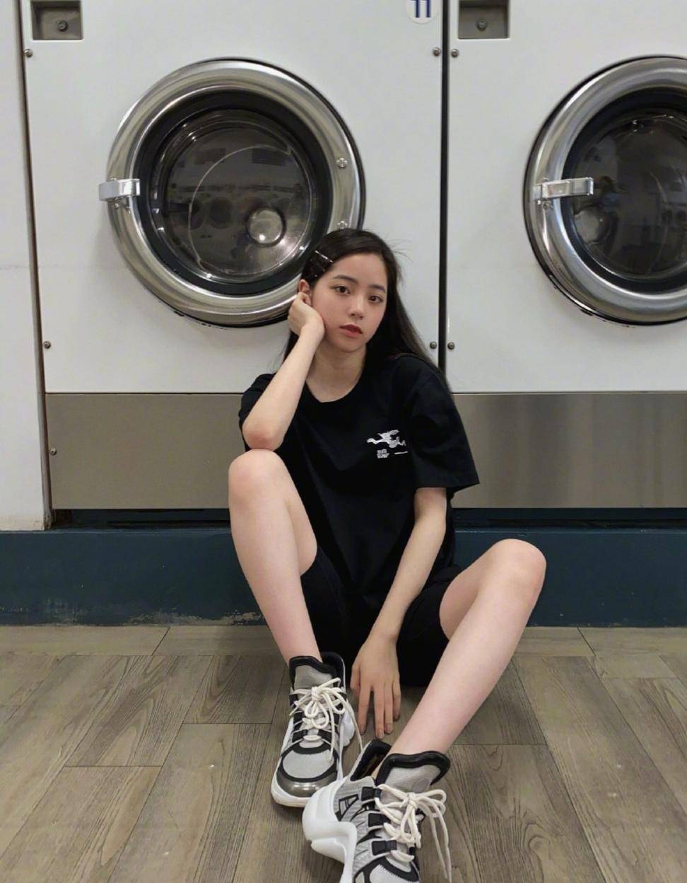 娜比拍照坐姿"另类",显眼香蕉包都不是重点,原来为了秀裤子_娜娜_造型