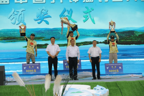 国际舟钓大赛获奖运动员颁奖中共南部县委书记黄波为总冠名商授牌南部