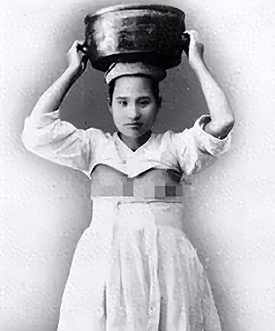 这种着装方式被认为是对韩国传统文化的一种继承和宣扬.