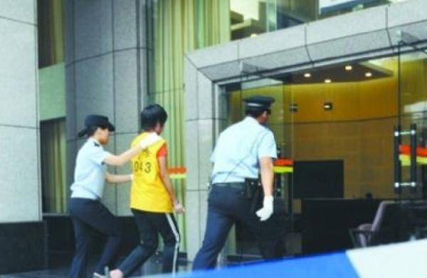 当年,河南18岁少女残害父母,在庭审现场才知自己并非亲生女儿_齐萍萍