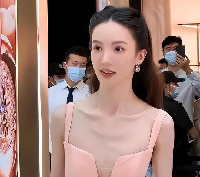 央视镜头成"照妖镜",杨幂,李沁尴尬了,连井柏然都难逃见光死_明星