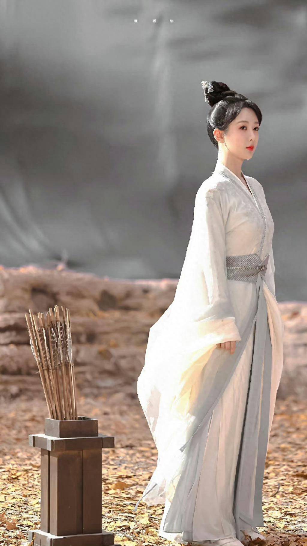 杨紫少见职业套装打扮,记忆中的"小雪"变身女强人,代言奇瑞_座舱_汽车