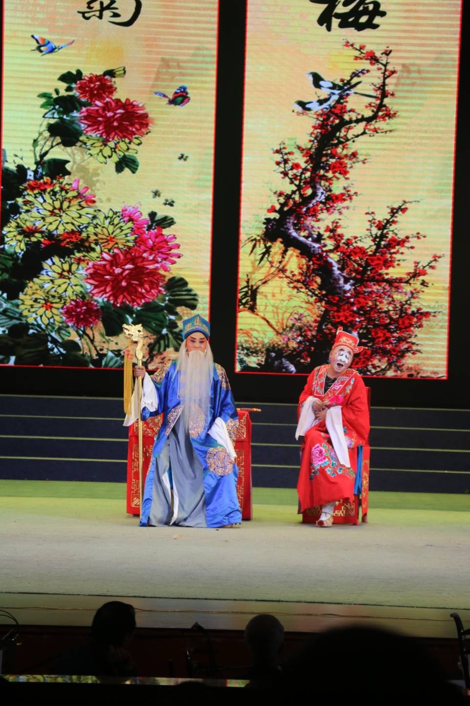 《忠保国》剧情简介:明穆宗病逝,太子年幼,皇后李彦妃受其父李良甜言