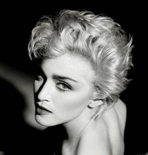 62岁麦当娜为男友庆生,晒与小男友甜蜜照,穿运动装配红帽不服老_红色