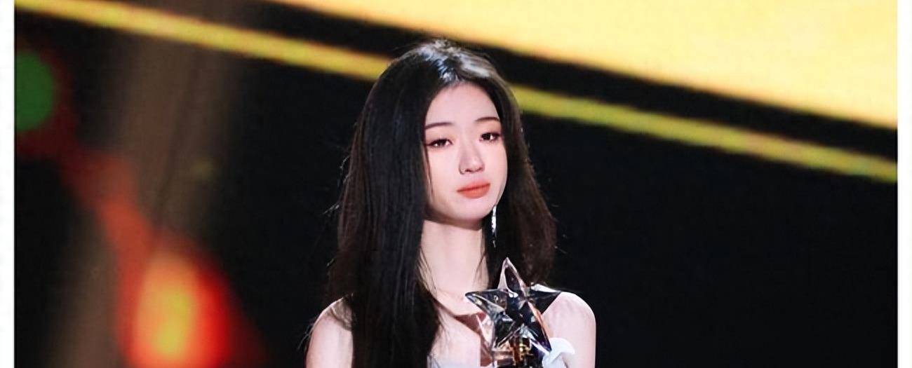 单依纯对阵黄霄云:新生代女歌手的巅峰对决,究竟谁更胜一筹?