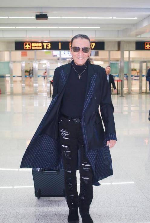 83岁谢贤活成男人榜样!穿工装衫精神抖擞,健硕身材引迷妹尖叫!