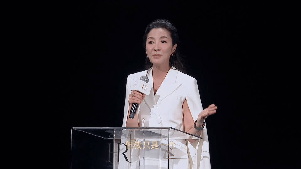 杨紫琼演讲激励女性:对抗年龄焦虑,自信又从容_全球_生活_梦想