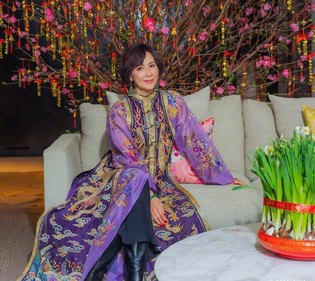 65岁刘嘉玲近照放出,身穿撞色运动风套装出镜,网友:真不服老_设计_黑