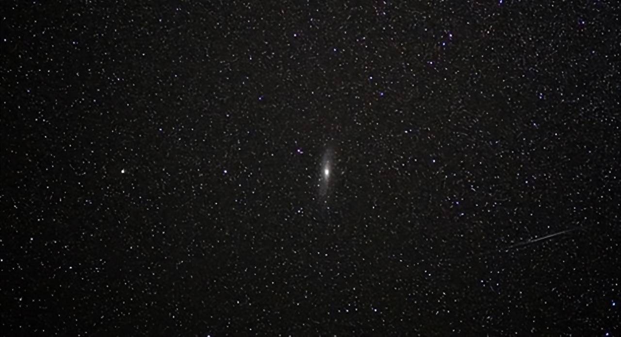 人类肉眼可见的四个河外星系,最远的距离地球约300万光年!