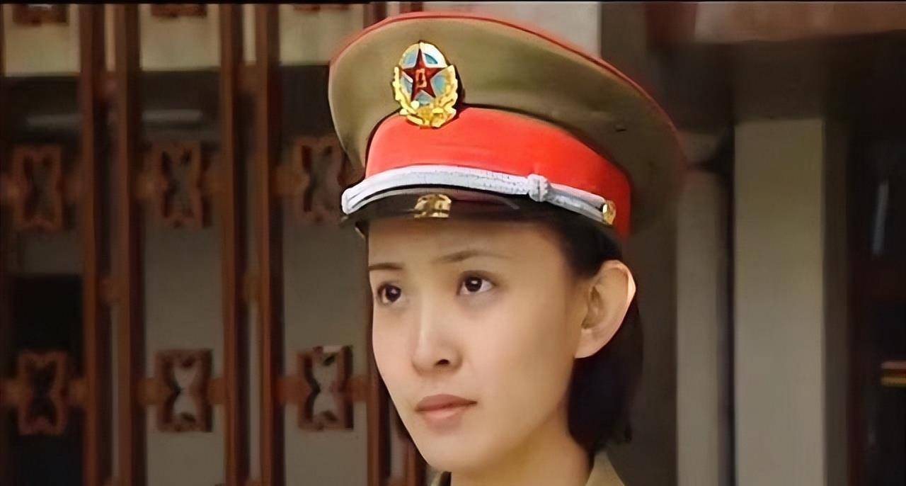 父母早逝,不过刚刚毕业她便接到了电视剧《红十字方队》这部剧,她踏踏