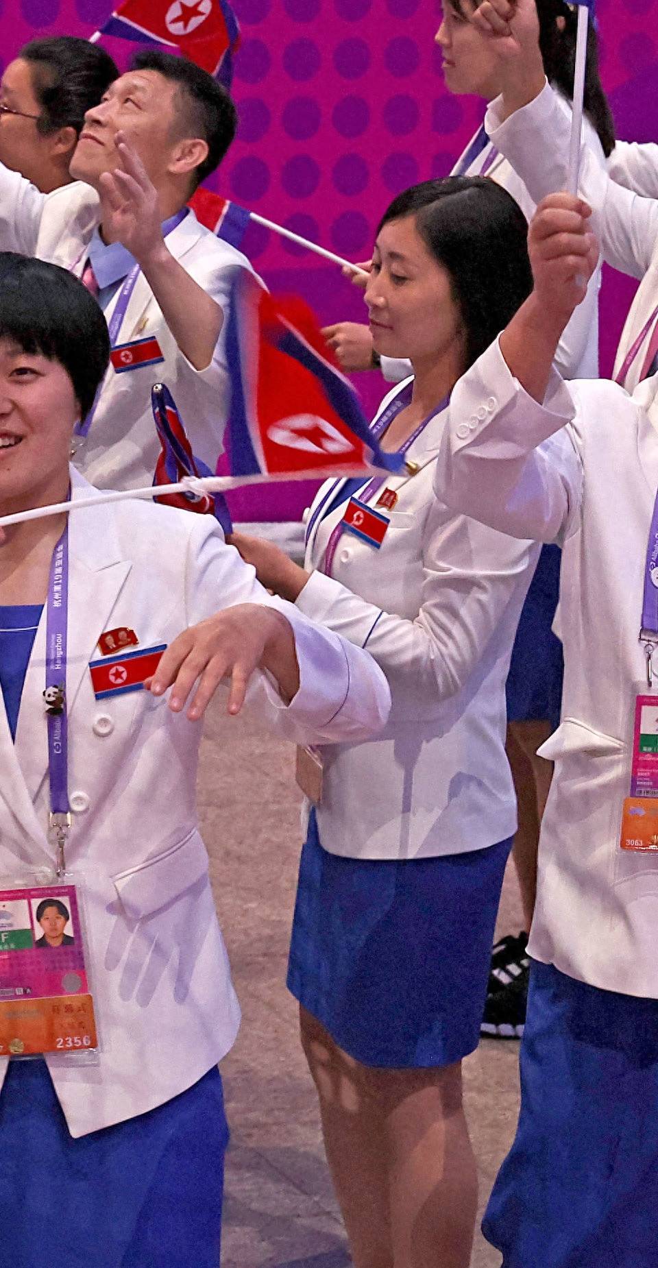 朝鲜美女运动员在西湖拍照!淳朴干净的气质让人心旷神怡!