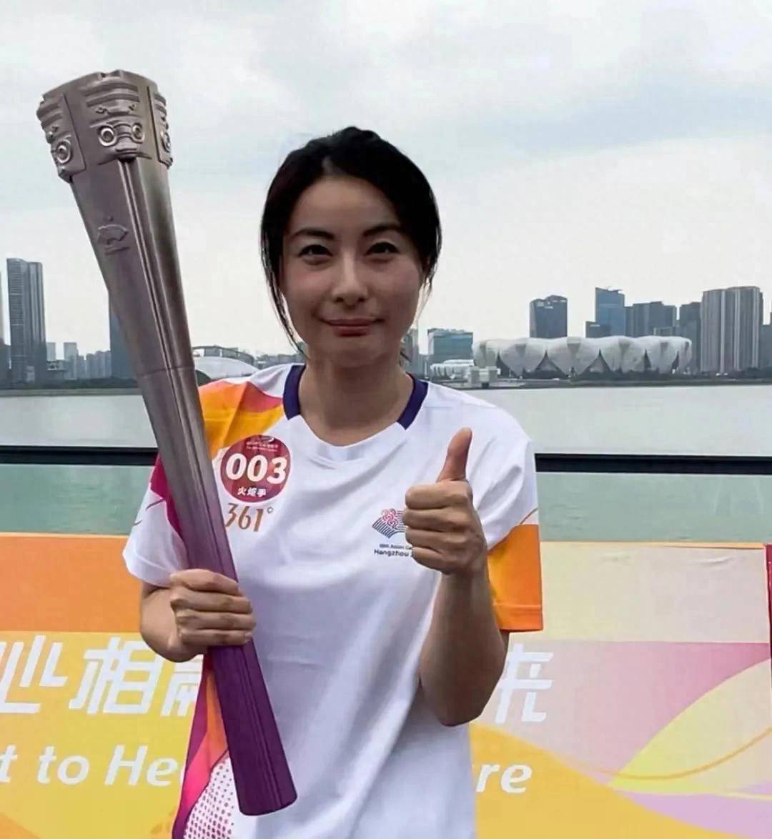 郭晶晶包容性强,传递火炬被怼脸拍也微笑,霍启刚合影异性不吃醋_人家