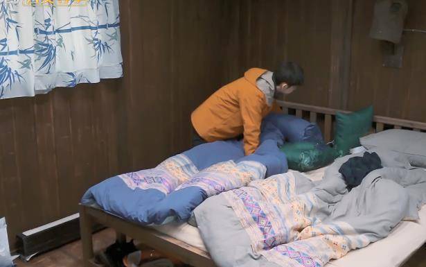 杨紫起床不叠被子,脏衣服乱扔在床上,张子枫帮她避免两次尴尬_整理