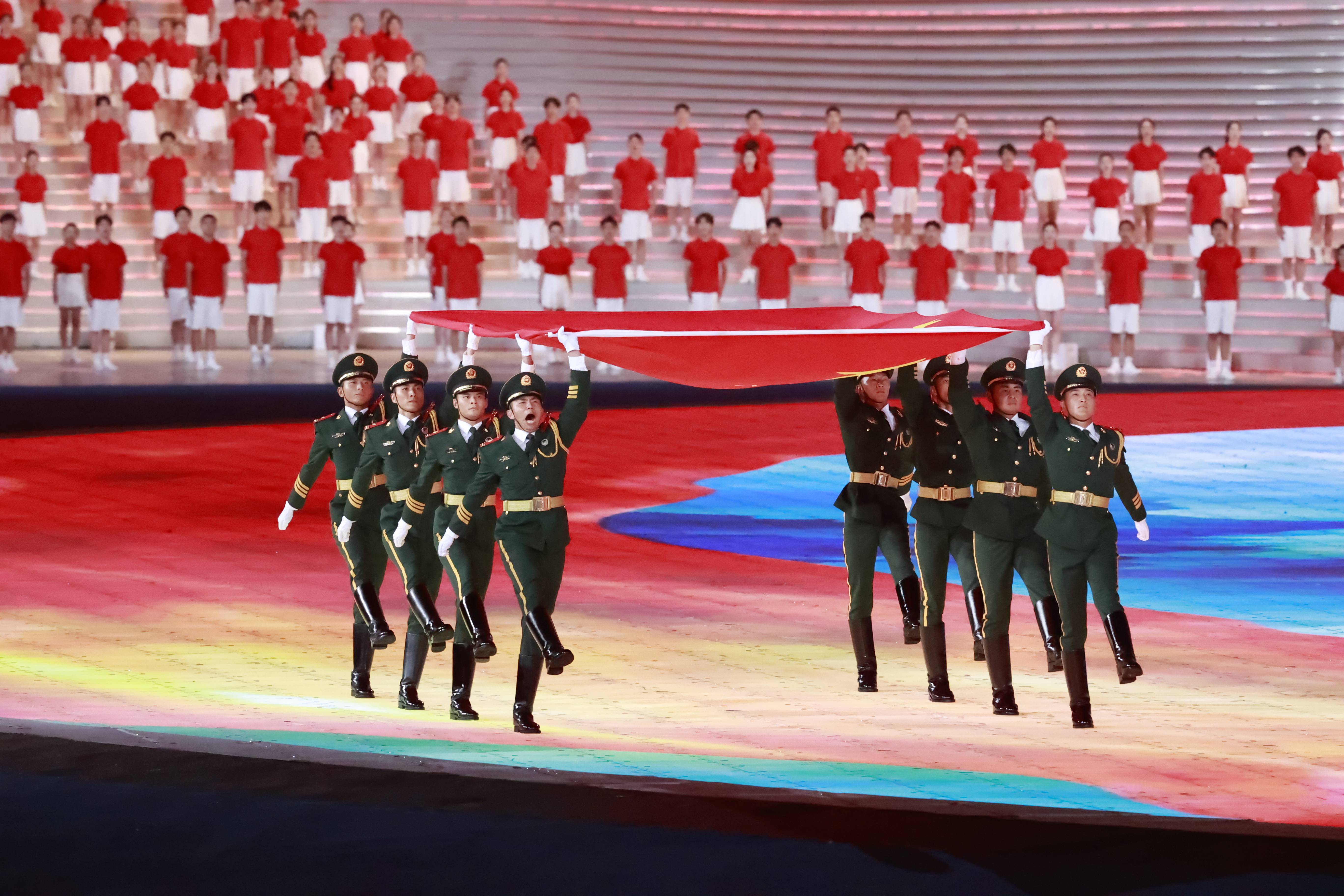 浙江杭州,杭州亚运会开幕式举行,武警礼兵手举国旗,正步入场