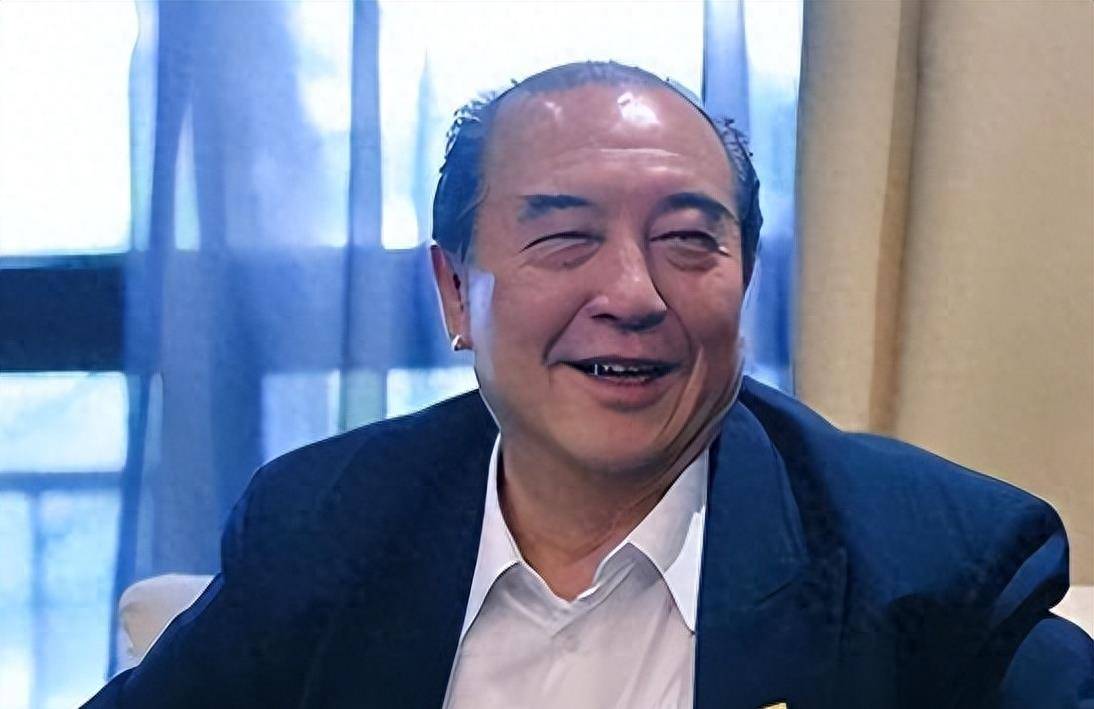 强夺舒淇初夜,枪指刘德华,害死古龙,死后连女儿都不肯送葬_柯俊雄