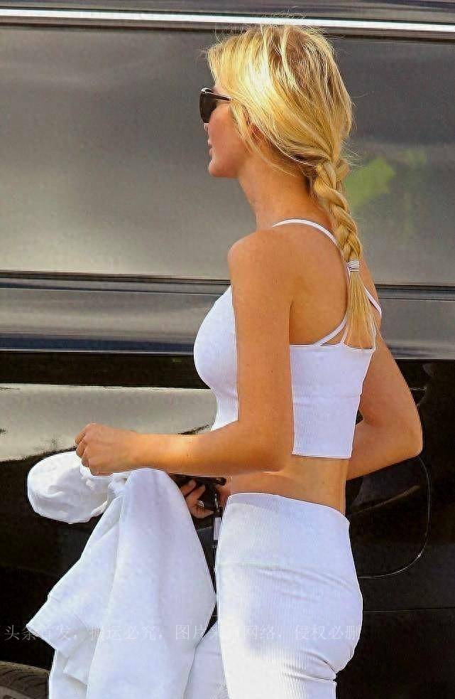 41岁伊万卡身穿纯白色健身裤,大长腿吸睛,腰臀比无卡戴珊更真实_减肥