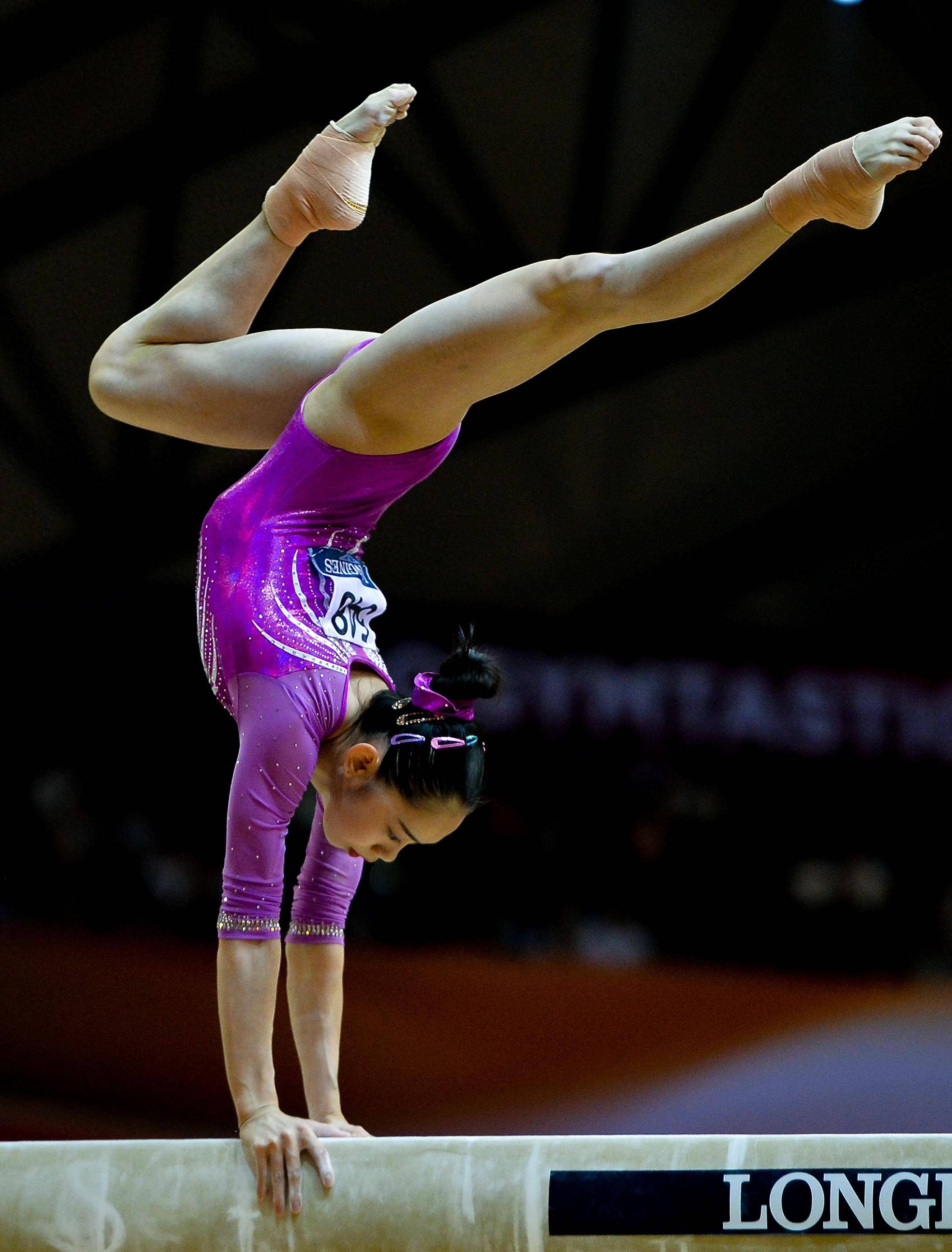 但杨云在学习体操时很认真,她年龄小,身体柔韧性很好,那些高难度的