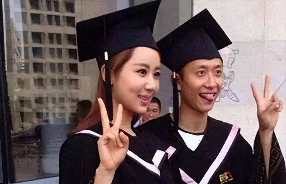 两人升入了同一所初中,上大学时,又成为了北影表演系的同班同学