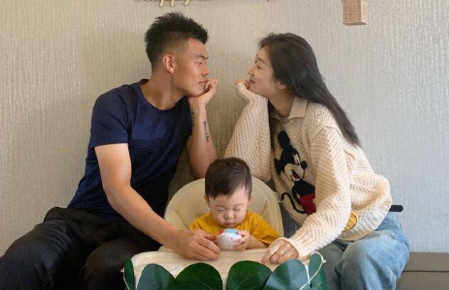 谭龙的社交平台,除了足球,也会晒帅和女子在一起的幸福时刻,女子崔佳