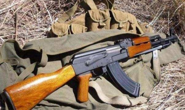老山战役中最突出的4种枪械,其中一款冲锋枪,仿制苏联ak47_自动步枪