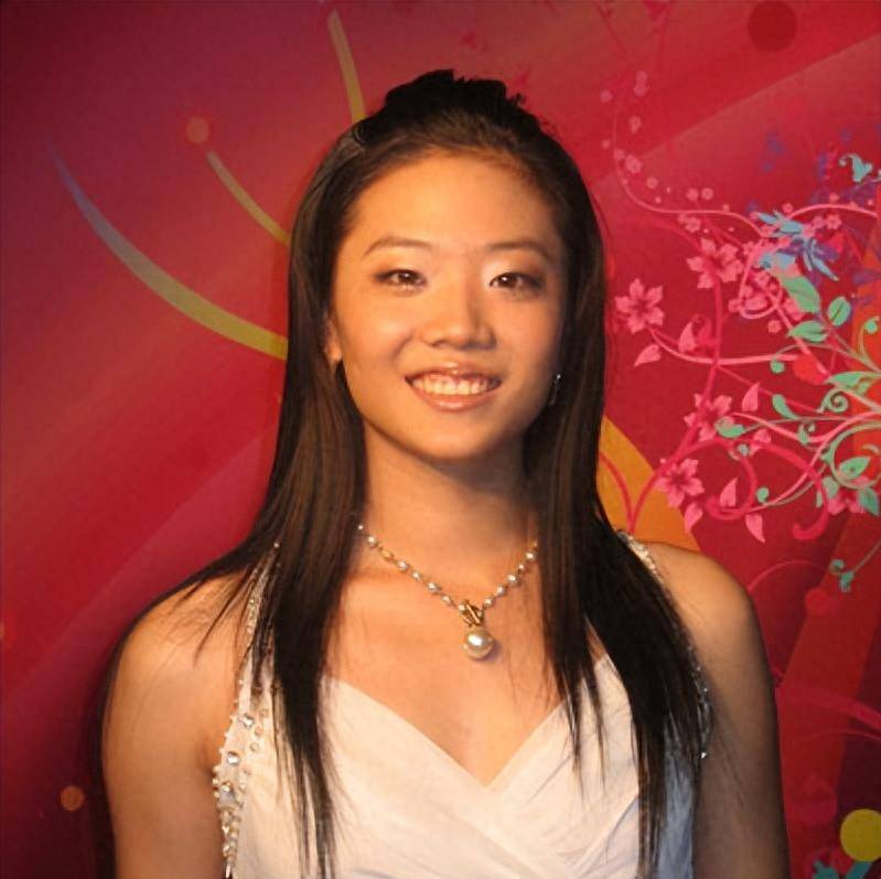 中国首位体操运动员进好莱坞,却被老公吐槽:管钱严,不让买好鞋_杨云