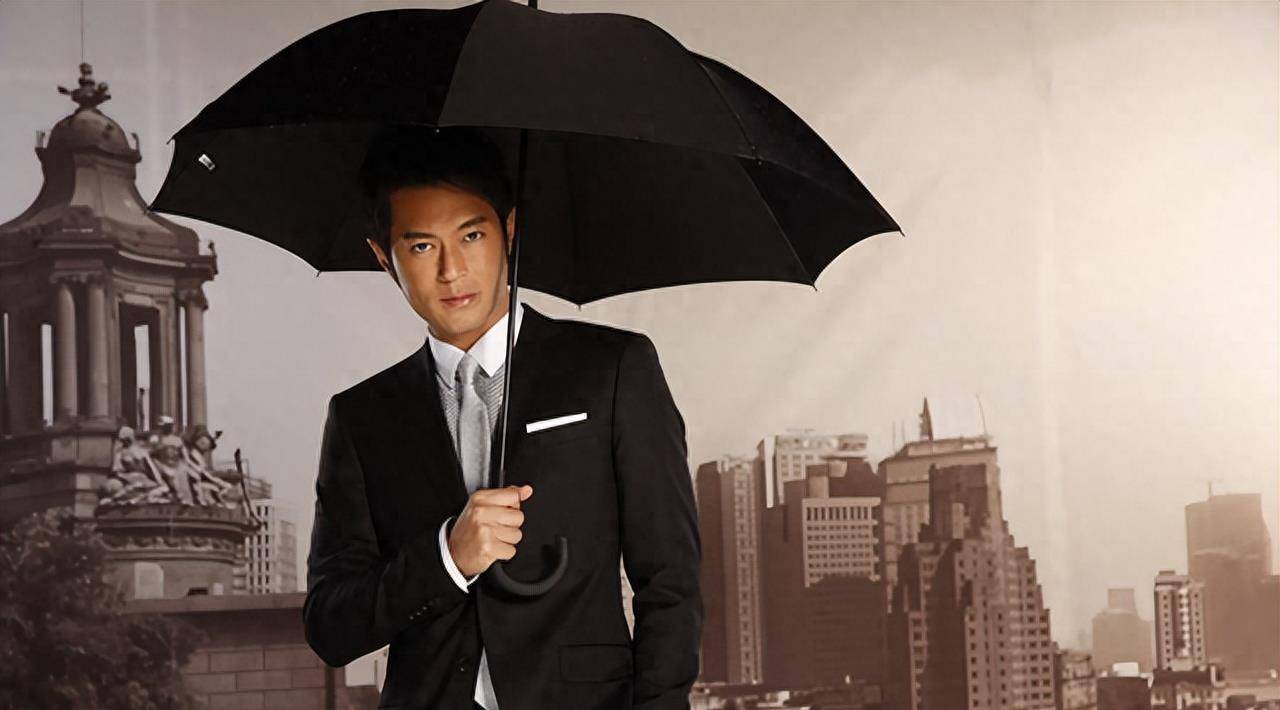 2019年,古天乐拍的电影一共就有12部,平均下来一个月一部,一个电影