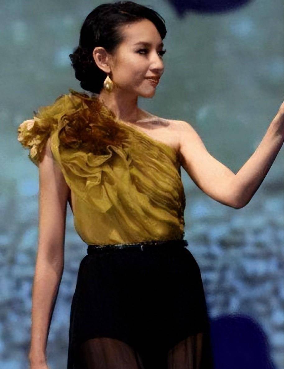 董洁撞衫张柏芝,年龄只差1个月气质却大不同,一个是仙女_时尚_分析