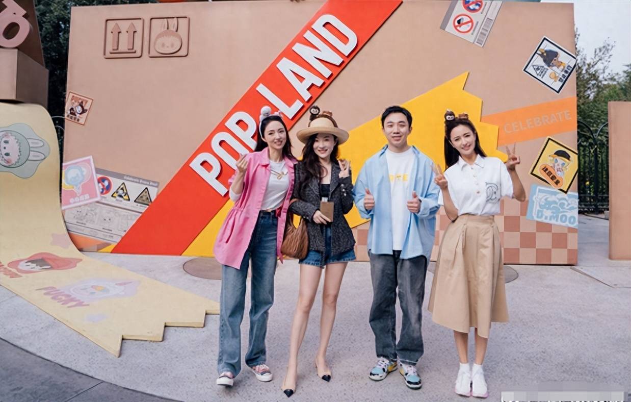 当天一块出去玩的还有佟丽娅的闺蜜们,其中就有霍思燕和董璇,三人也是