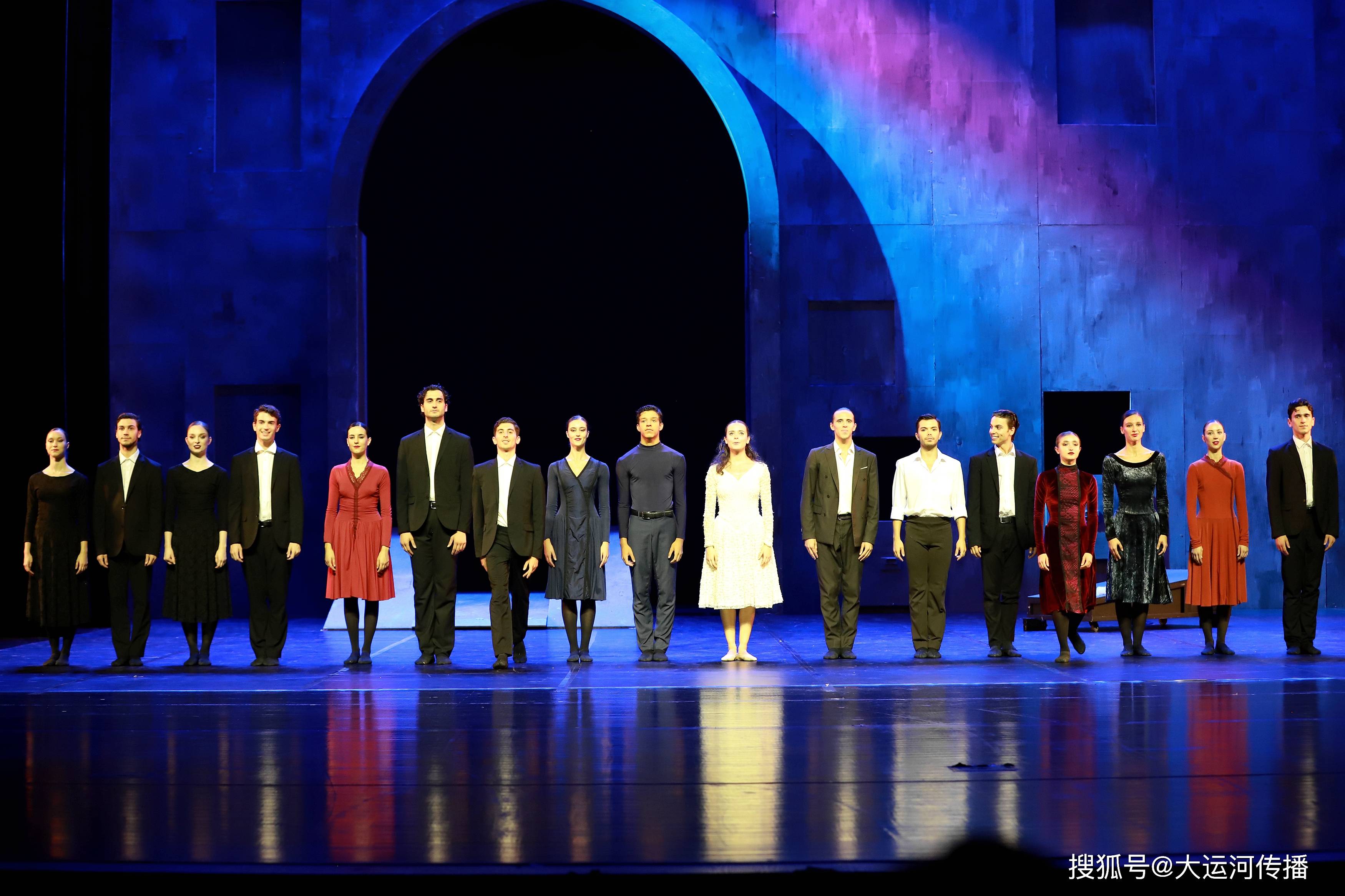 芭蕾舞剧《朱丽叶与罗密欧》昨在扬州运河大剧院上演——足尖翩跹再现