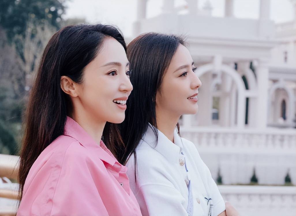 佟丽娅霍思燕董璇同游乐园,7岁朵朵正面照曝光,疑嗯哼妹妹现身_孩子