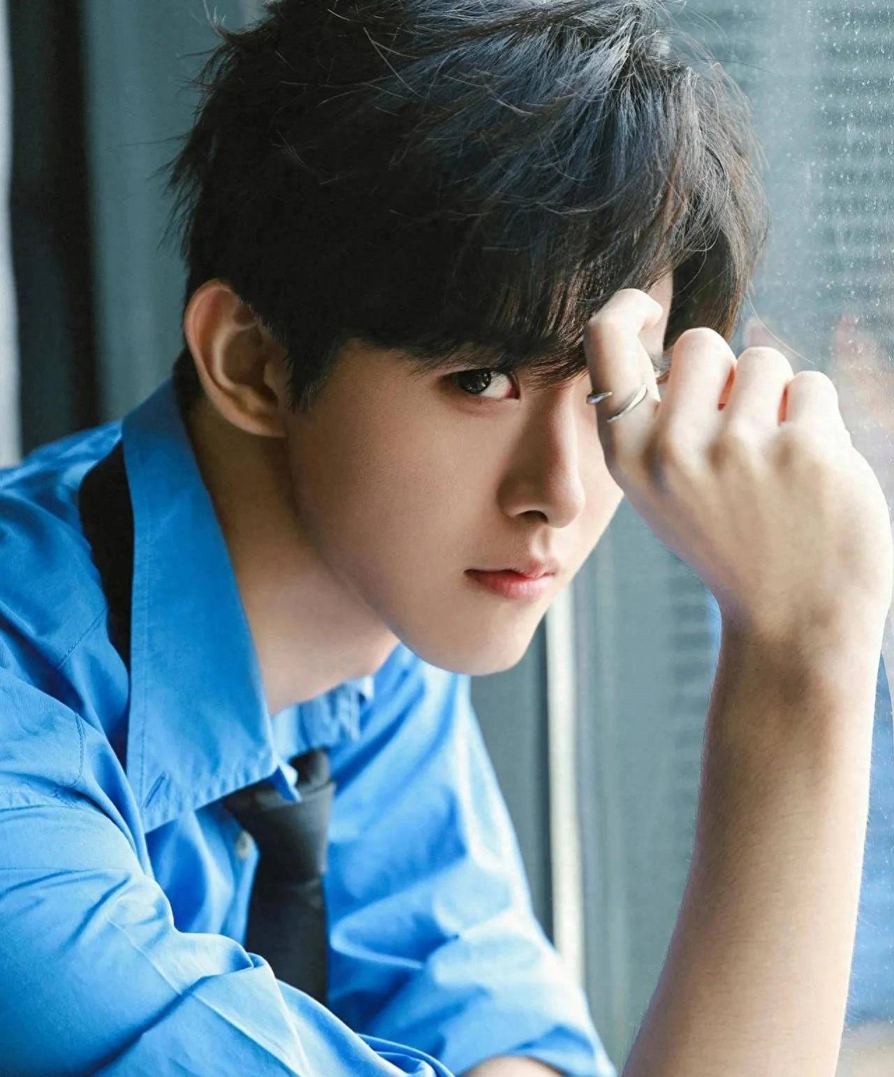 是东华大学表演系出身,科班加上签到了郭敬明旗下,《云之羽》里面角色