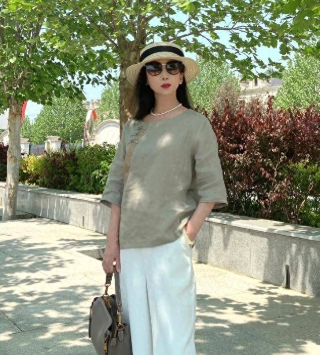 孟晚舟才是真正的"名媛气质",裙装过膝,不穿金戴银,优雅得体_女性_设