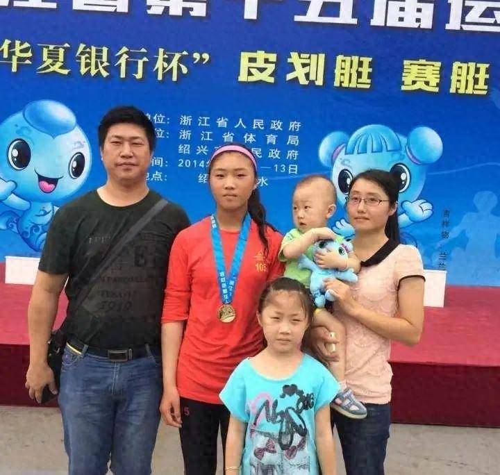 女儿夺得首金,杭州爸爸手机里一张图亮相_运动_邹来云_家人