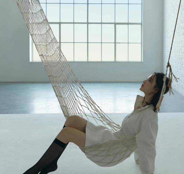 李沁彻底打破原有风格,穿黑色丝袜搭配花样连衣裙女人味十足!