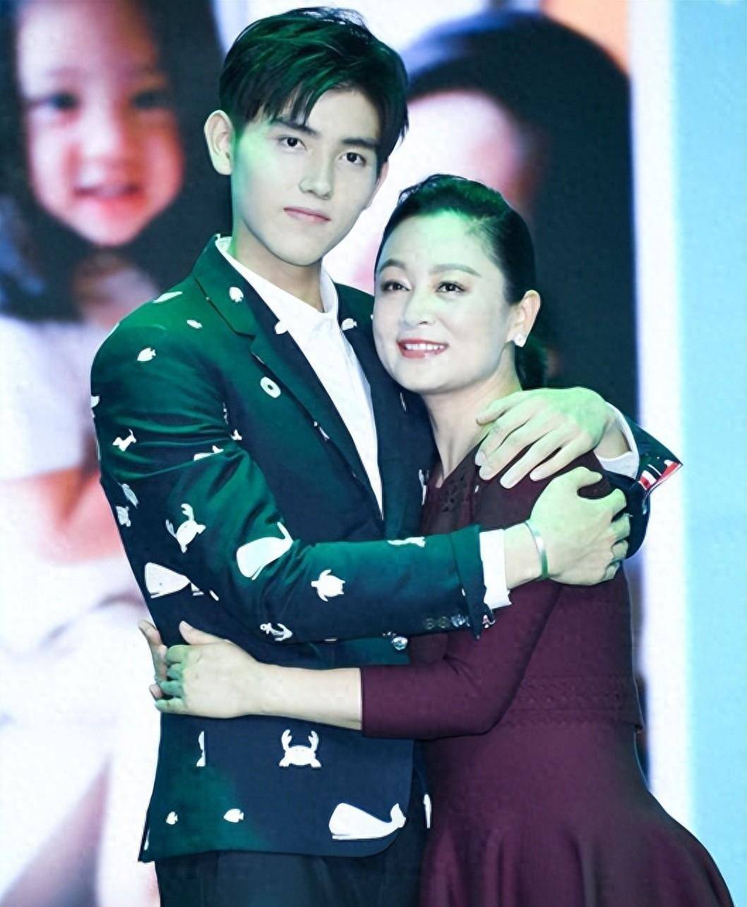 吴磊和一女子看电影,行为举止亲密,甚至都要投怀送抱,媒体拍到后添油