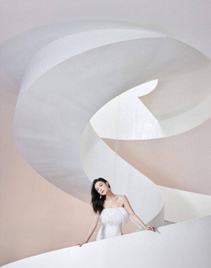 倪妮的气质真好,穿上普通的"羽毛裙"就很好看_白色_元素_造型