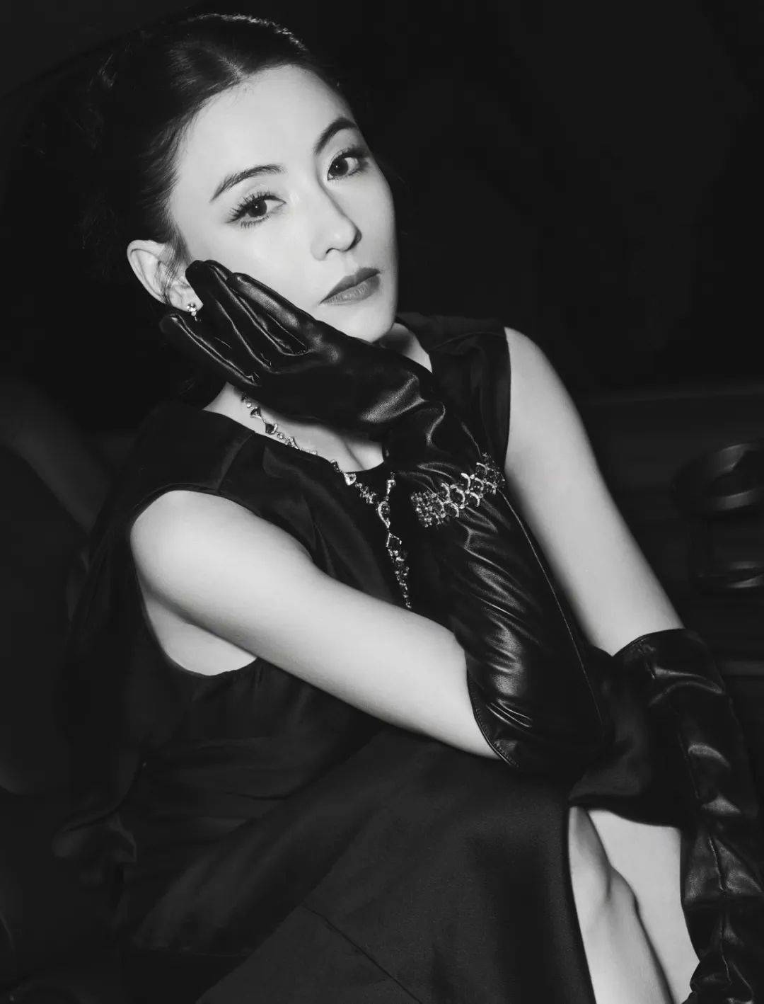 张柏芝身穿的赫本风小黑裙与珠宝的搭配,也是此次造型的一大亮点.