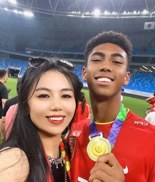 我们u15国足混血队长带领球队4-2战胜国外,夺冠!_张洪福_比赛_足球