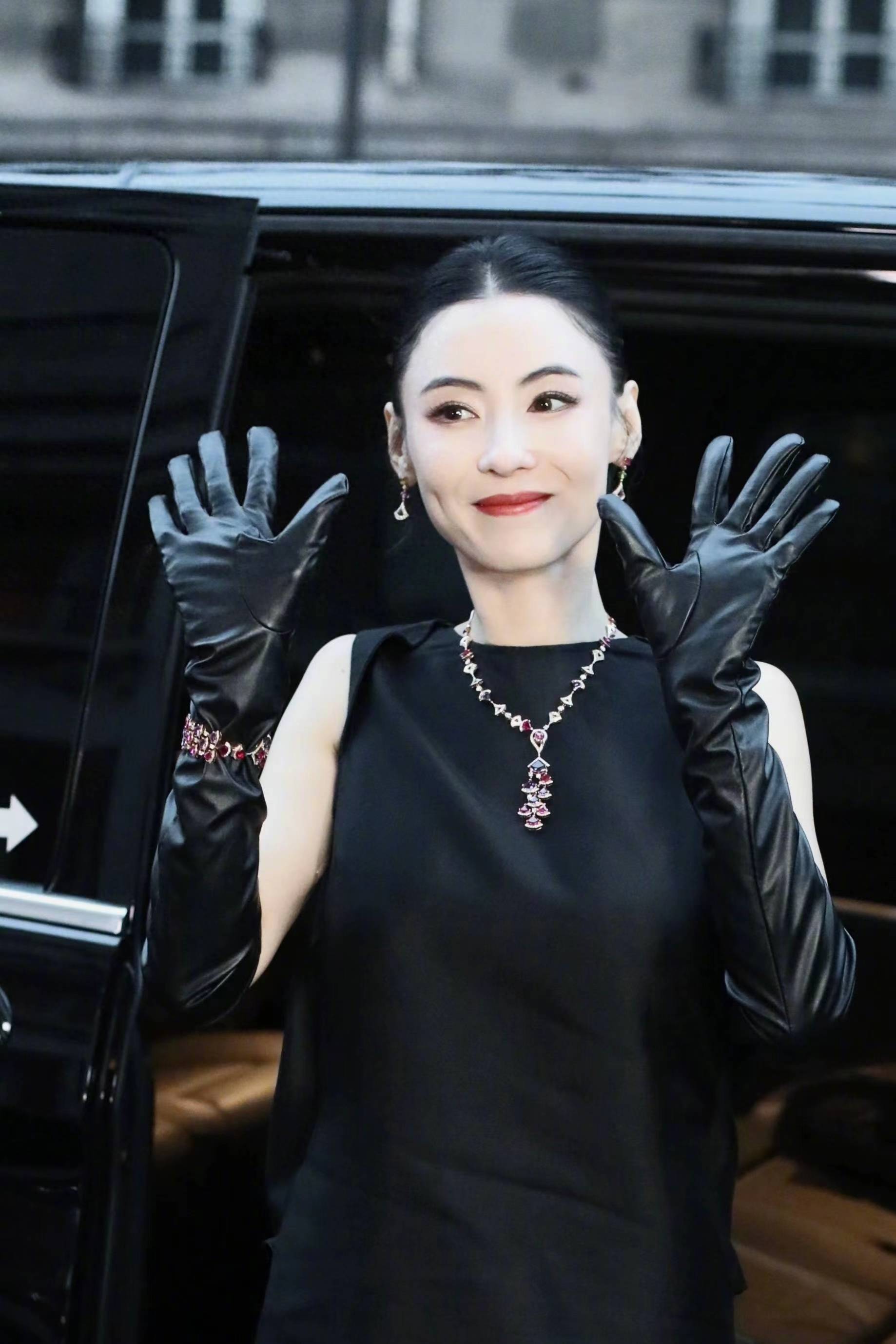 戴皮手套走红毯变时髦精,爆火出圈_新造型_黑色_剪裁
