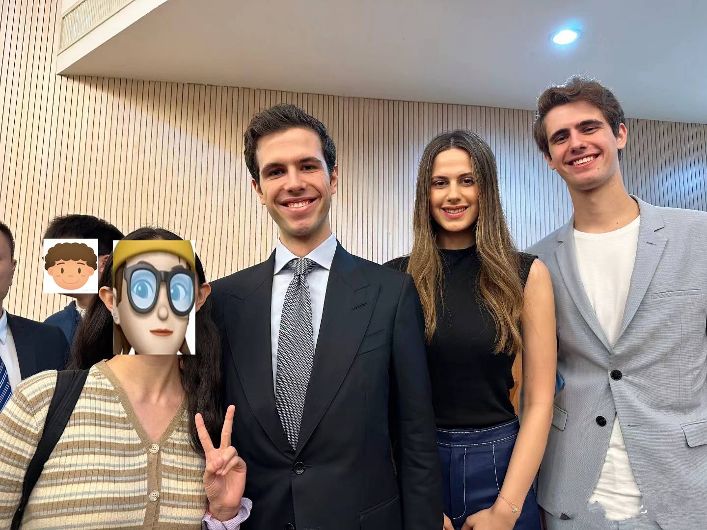 身边蓝衣女保镖又美又飒,颜值不输明星_中国_阿斯玛阿萨德_裙子