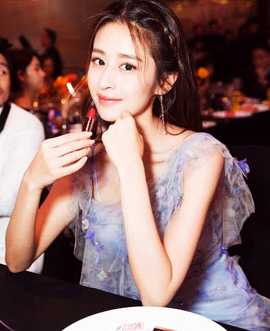 颖儿带3岁女儿现身医院,近况为复出疯狂漂亮,身边不见老公陪伴_付辛博