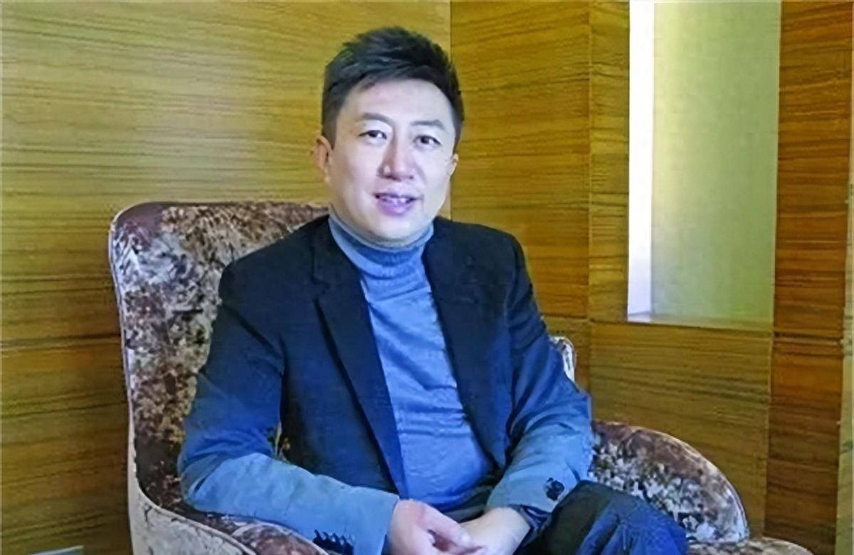 央视主持人陈伟鸿:55岁依然儒雅知性,一儿一女让人很羡慕_厦门电视台_