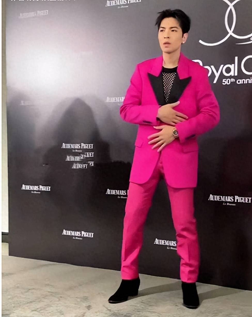 爱穿高跟鞋的6位男星,身高不够鞋底凑,恰恰证明了越努力越心酸_cm