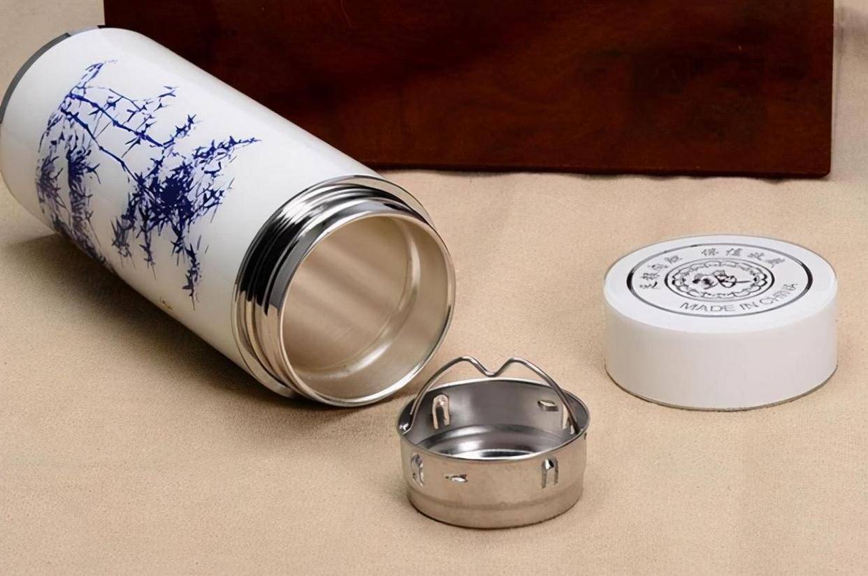 "夺命保温杯"热水进毒水出,遭央视多次曝光,家长需提高警惕_孩子_卢