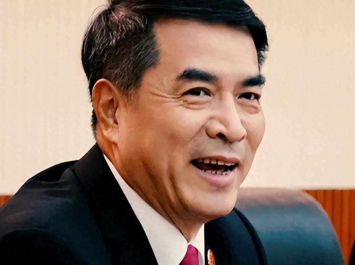 经历了第一次婚姻的失败,廖京生在拍戏的时候认识了美女演员何晴,何晴