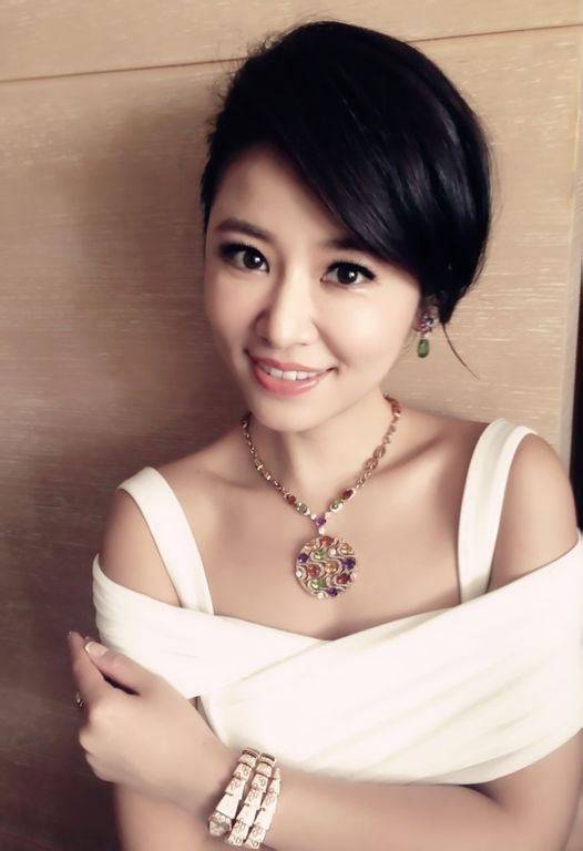 林心如晒硕士毕业照,淡妆出镜皮肤紧致,为上学每周来回奔波_女儿_因为